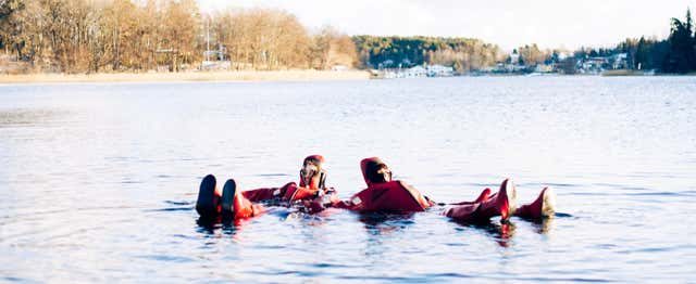 Senderismo por la Reserva Natural de Bogesund + Flotación en un lago helado
