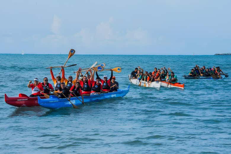Paseo en canoa polinesia por la playa de Iracema