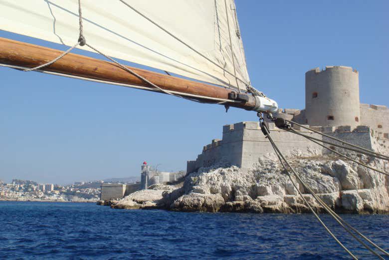 Paseo en velero por las islas Frioul y el castillo de If