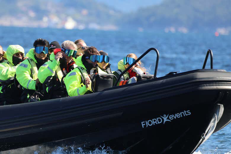 Aventura en lancha por el fiordo Lysefjord