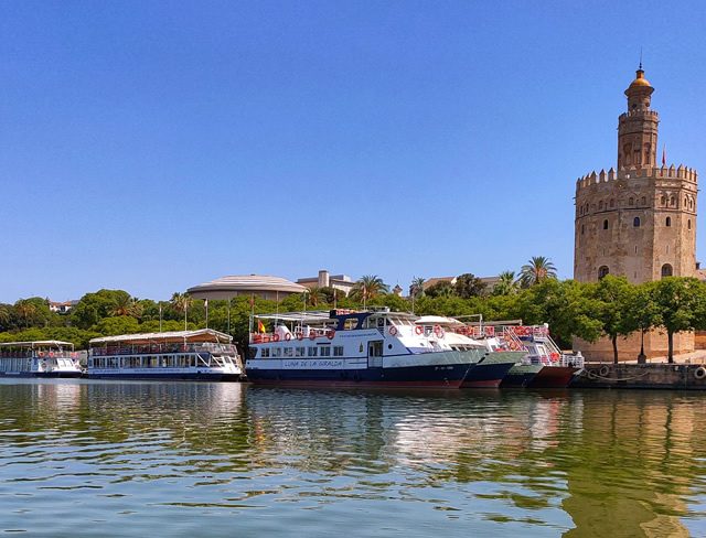 Foto 2 de Paseo en Barco por el Guadalquivir en Sevilla
