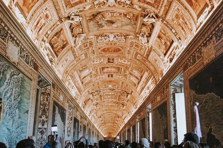 Foto 5 de Primer Acceso Museos Vaticanos & Capilla Sixtina Tour en Grupo Reducido