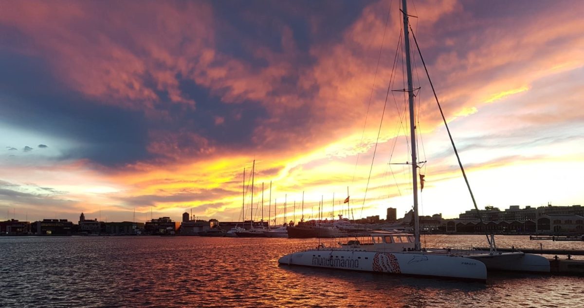 Puesta de sol en catamarán desde Valencia