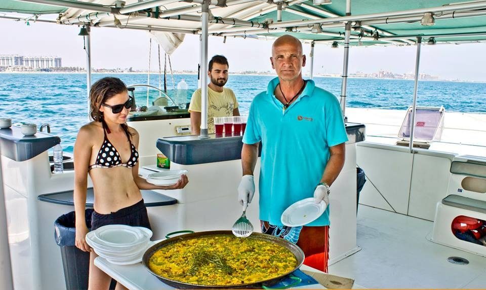 Excursión en catamarán con baño y paella desde Valencia