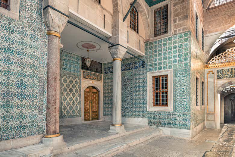 Visita guiada por el Palacio de Topkapi con acceso al harén + Iglesia de Santa Irene