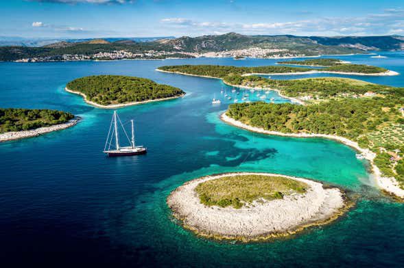 Crucero por las islas Pakleni al atardecer