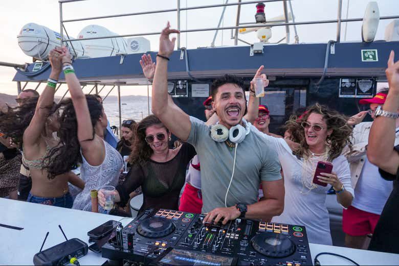 Excursión a Formentera + Atardecer en Es Vedrá con DJ y saxofonista