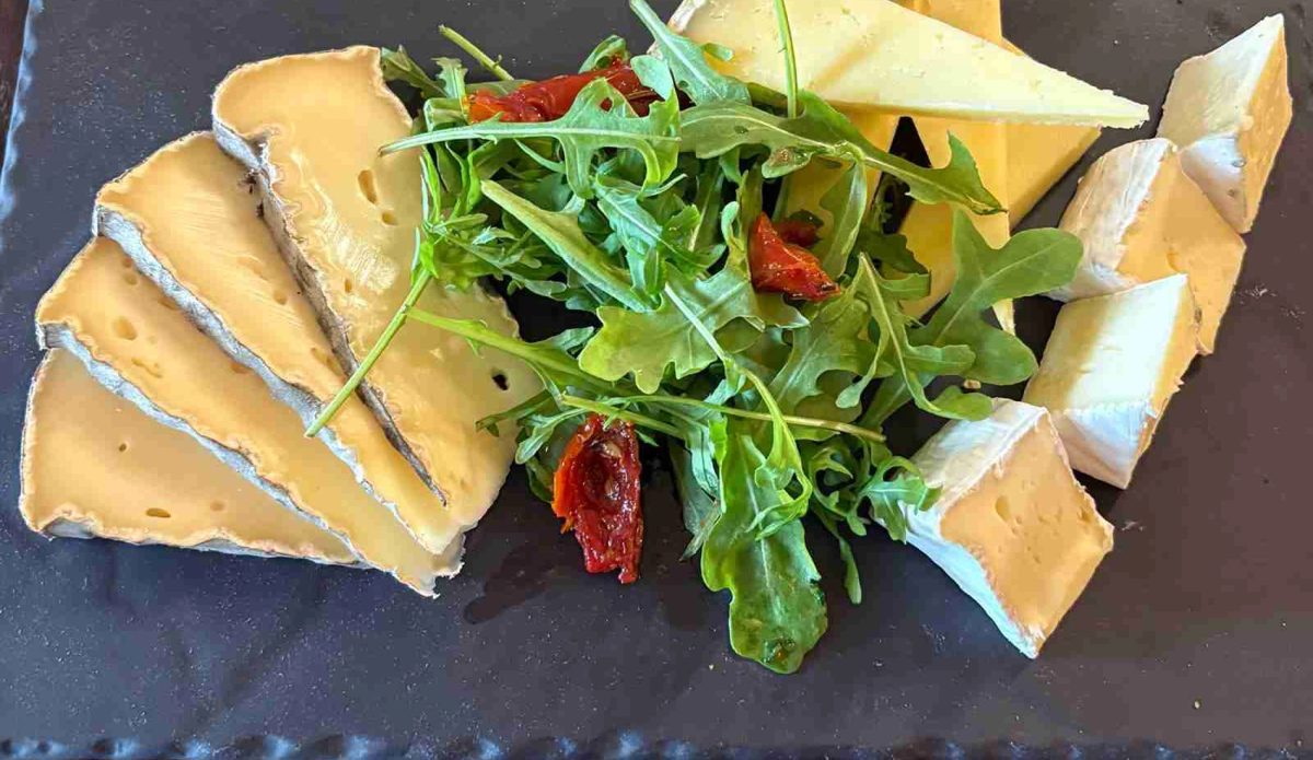 Foto 4 de Visita guiada por Montmartre con degustación de quesos y vino