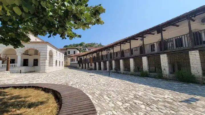 Foto 3 de Free tour por Berat histórico y moderno