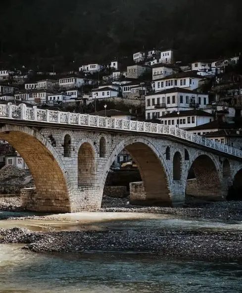 Foto 3 de UNESCO CASCO ANTIGUO DE BERAT: Historia, Arte y Cultura