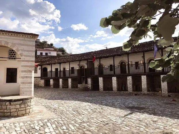 Foto 2 de UNESCO CASCO ANTIGUO DE BERAT: Historia, Arte y Cultura