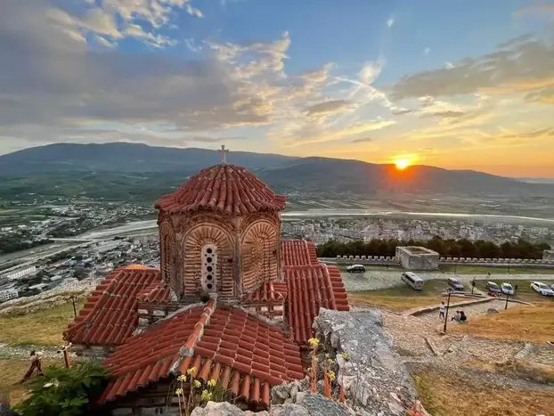 Camina por la ciudad histórica de Berat