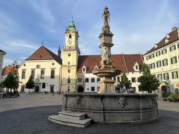 CENTRO Y CASTILLO CON LOCALES: La historia de Bratislava.