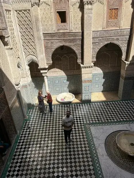 Descubre los secretos de Fez: Un recorrido guiado a pie por su historia y cultura.