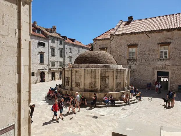 Foto 4 de Free tour imprescindible por el casco antiguo con guías locales