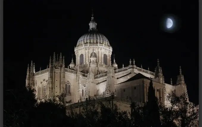 Foto 5 de Free Tour Nocturno: Historia y Leyendas de Salamanca