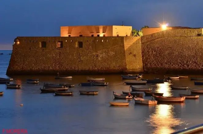 Paseos por Cádiz (final en la caleta con atardecer tardes de verano)