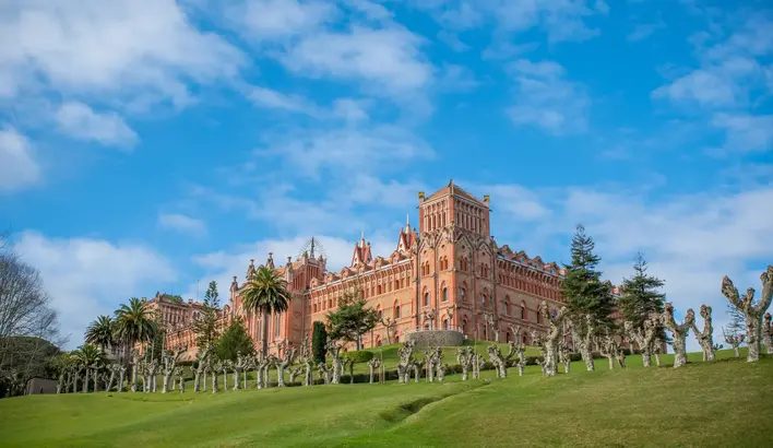 Foto 3 de Free Tour - Comillas ¡modernista, marinera y de cine!