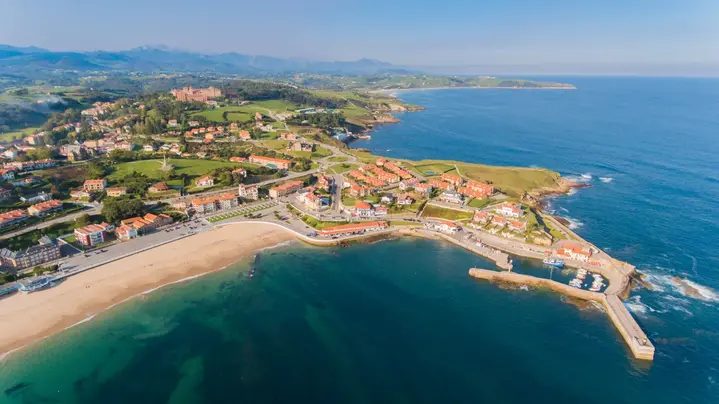 Foto 5 de Free Tour - Comillas ¡modernista, marinera y de cine!