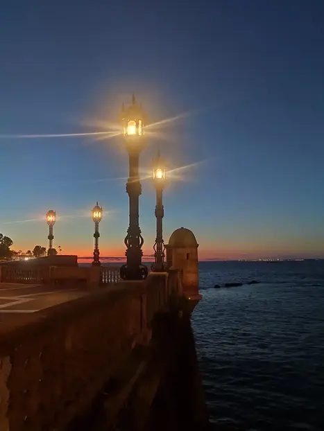 Foto 4 de Free tour: Historia de Cádiz + atardecer en La Caleta