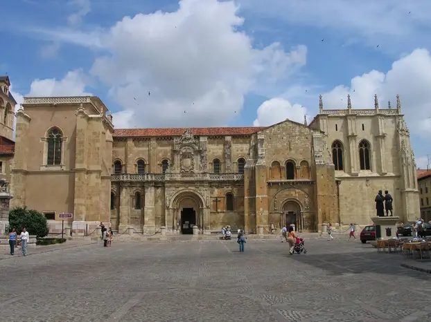 Foto 2 de Free Tour por León: Clásico e Imperdible - ¡Radioguía individual incluida !