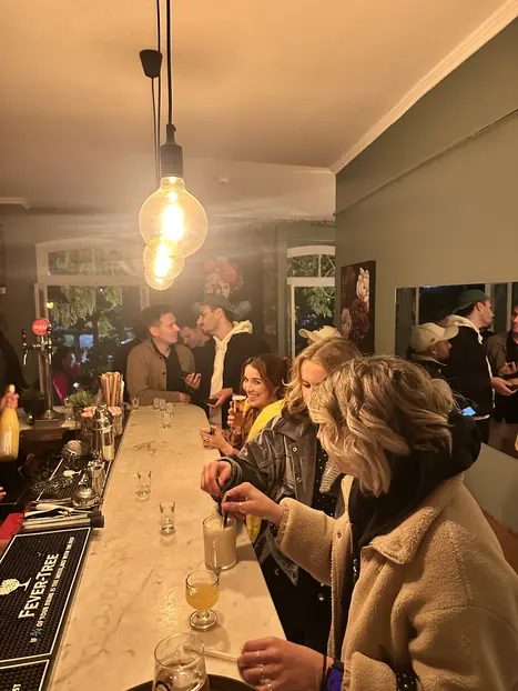 Experiencia auténtica de Pubcrawl en el corazón de Funchal: Tipsy Madeira