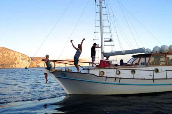 Paseo en barco tradicional por la Caldera de Santorini con comida
