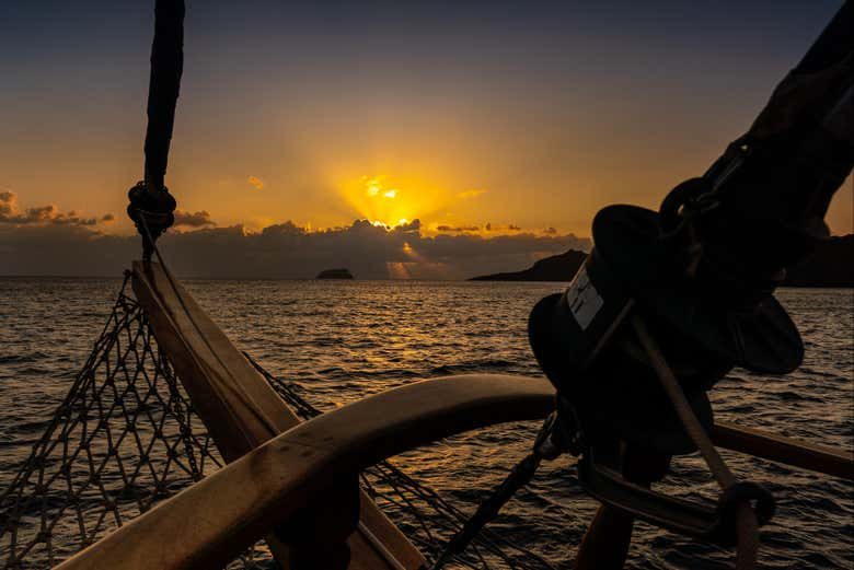 Excursión en barco por Santorini al atardecer