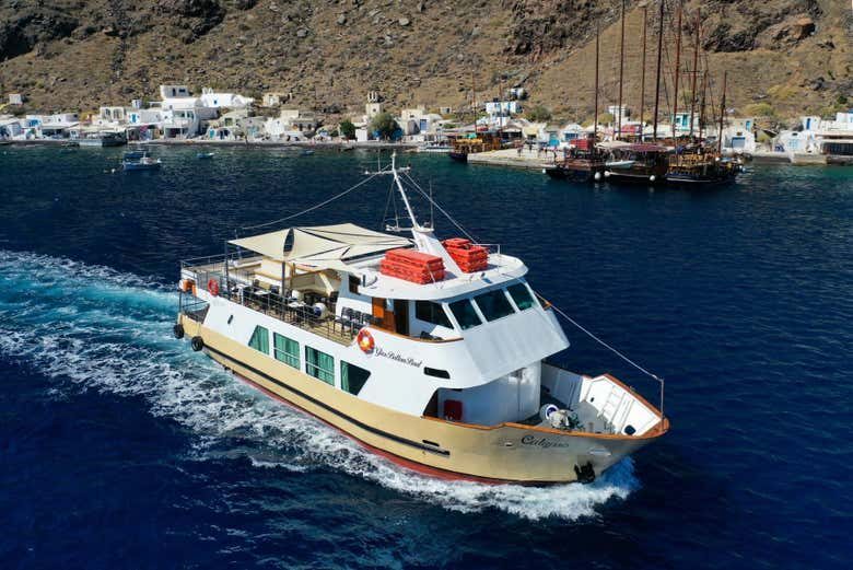 Paseo en barco con fondo de cristal por la Caldera de Santorini