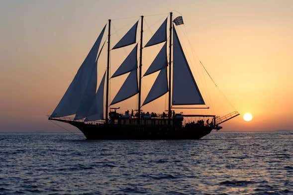 Excursión en goleta por Santorini al atardecer con cena