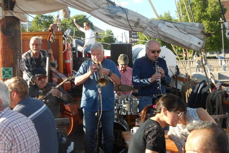 Crucero con cena y música en directo