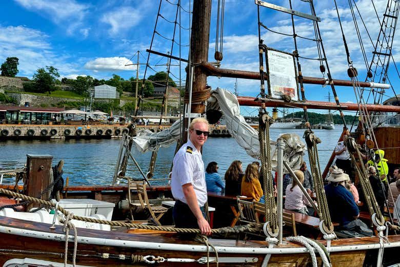 Paseo en barco de madera por el fiordo de Oslo