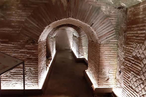 Tour de la Nápoles Subterránea por la plaza San Gaetano