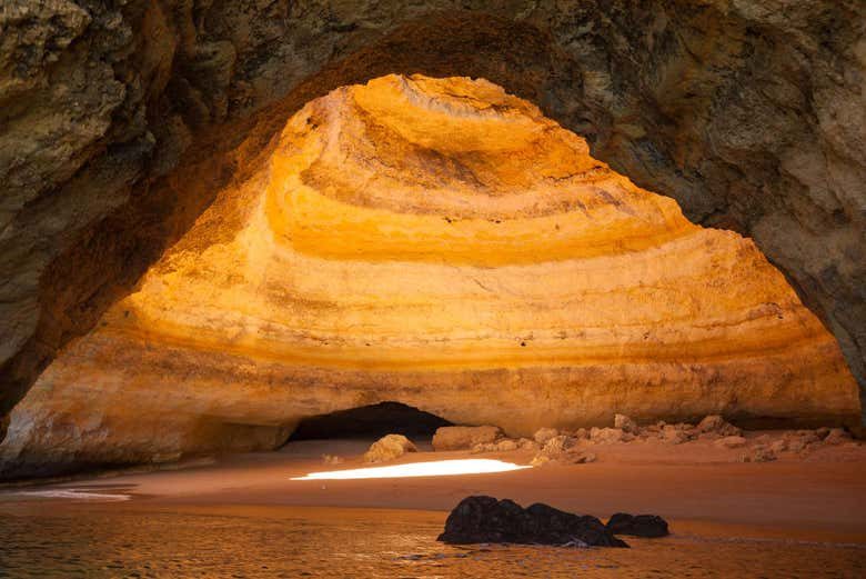 Paseo en lancha por las cuevas de Benagil al amanecer o atardecer