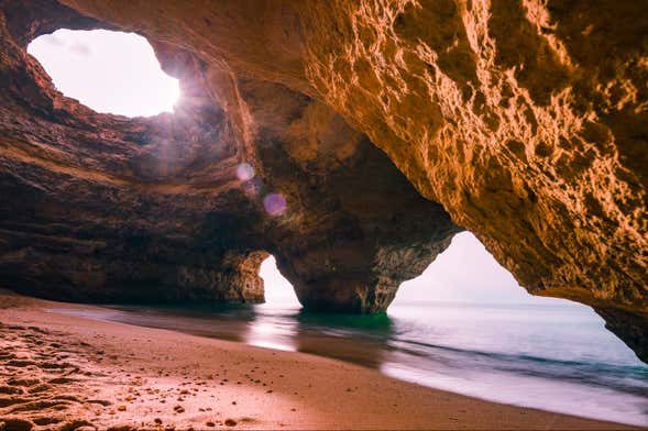 Paseo en catamarán por las cuevas de Benagil