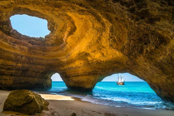 Paseo en barco pirata por las cuevas de Benagil