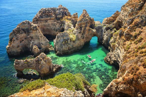 Paseo en barco por las cuevas de Ponta da Piedade con comida