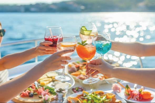 Paseo en catamarán por la costa del Algarve con brunch