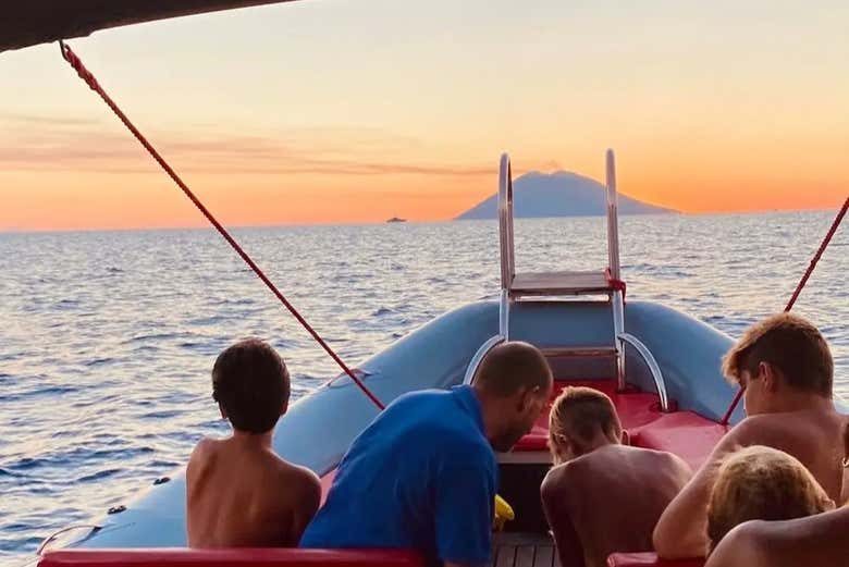 Paseo en barco al atardecer por el Capo Vaticano con aperitivo