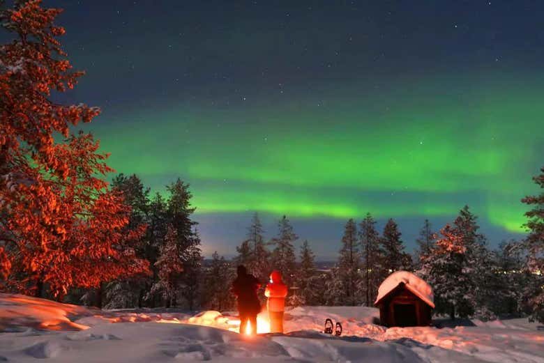 Paseo con raquetas de nieve bajo la aurora boreal