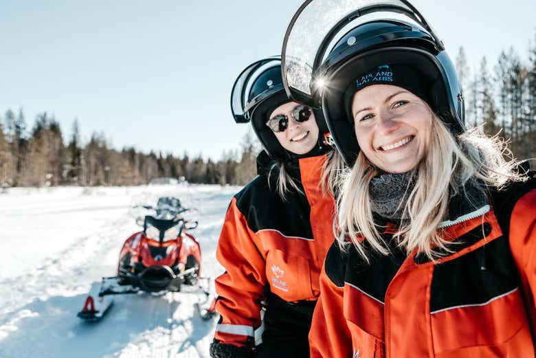 Paseo en moto de nieve por Äkäslompolo