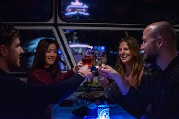 Crucero nocturno por los canales de Ámsterdam con queso y vino