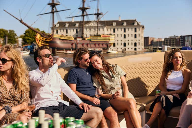 Paseo en barca con guía en español + Bebidas opcionales