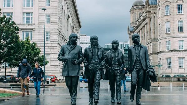 Tour a pie de la historia de Liverpool y los Beatles