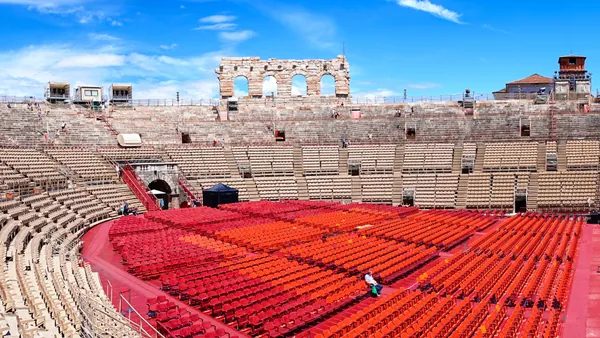 Tour a pie Verona Imprescindible y visita guiada por la Arena sin colas