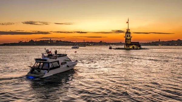 Crucero al atardecer por el Bósforo en un yate de lujo