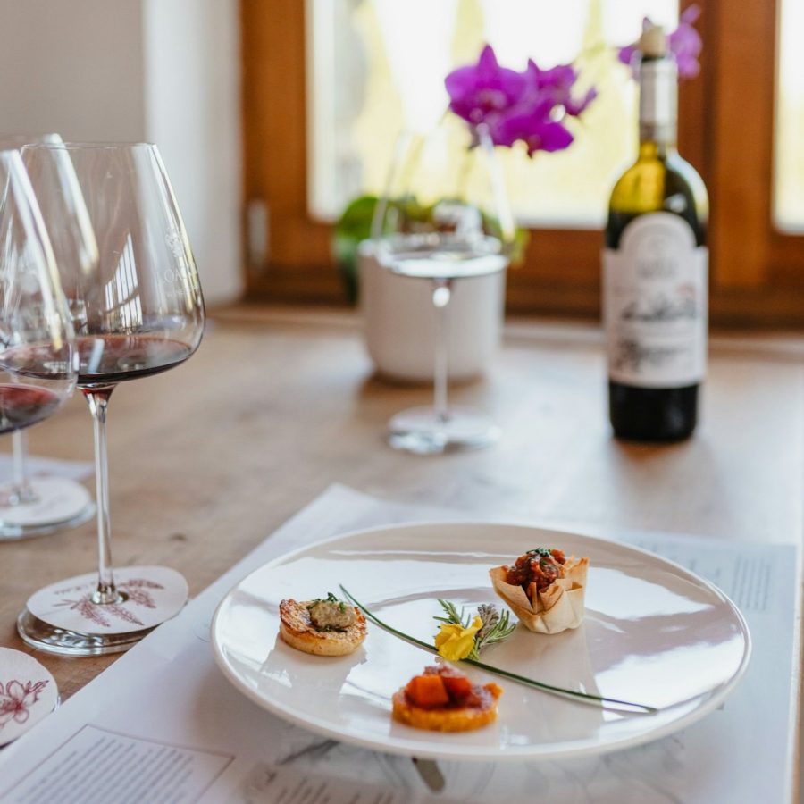 Bodega Corte Pavone: Cata de vinos locales con aperitivos gourmet