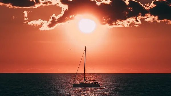Catamarán en Menorca para ver la puesta de sol desde Fornells