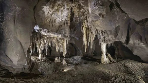 Ruta subterránea por la cueva mina de la Buenita en Udías