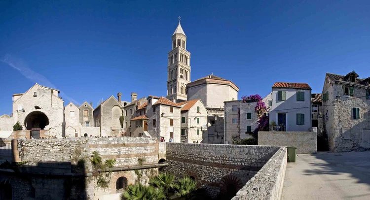 Bus turístico Split: (líneas roja y verde) + excursión (línea azul) + puesta de sol en Klis